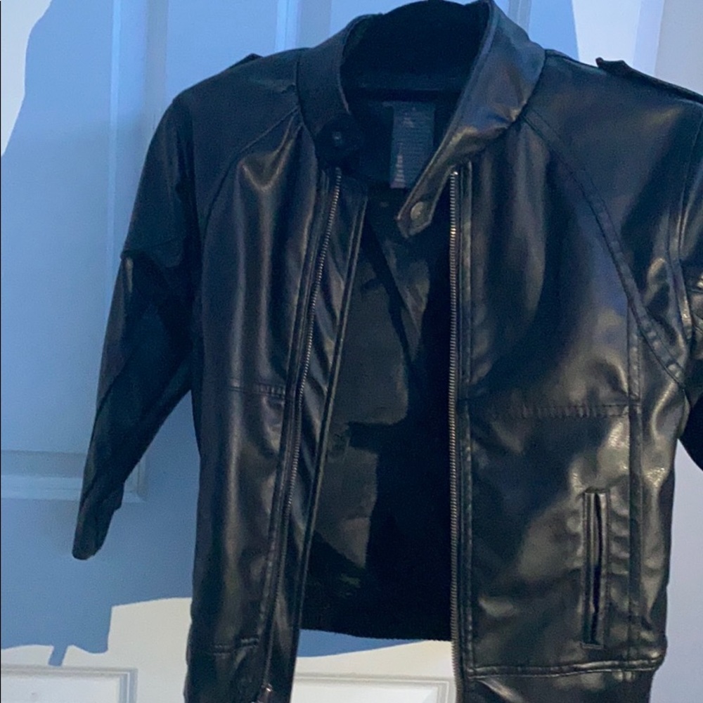 small leather jacket. - Picture 4 of 4